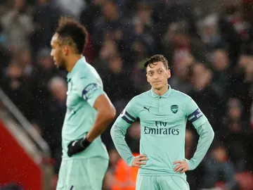Mesut Özil y Pierre-Emerick Aubameyang se lamentan tras un gol del Southampton Mesut Özil y Pierre-Emerick Aubameyang se lamentan tras un gol del Southampton