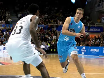 Trey Thompkins defiende al pivot ucraniano del Cafés Candelas Breogán Volodymir Herun Trey Thompkins defiende al pivot ucraniano del Cafés Candelas Breogán Volodymir Herun