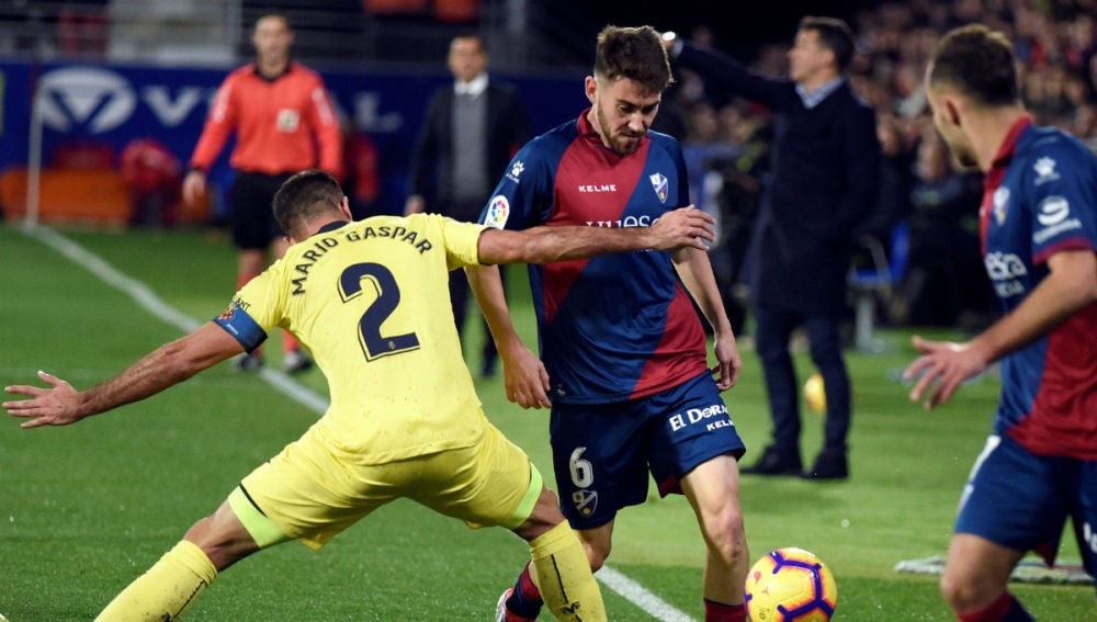 Mario Gaspar, ante Moi Gómez