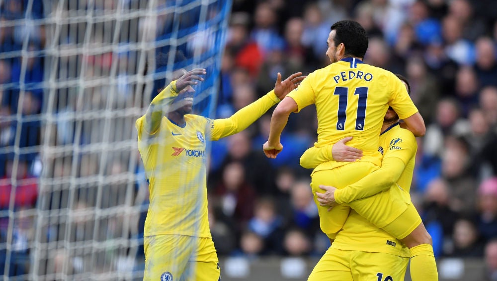 Pedro y Hazard celebran un gol