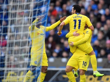 Pedro y Hazard celebran un gol