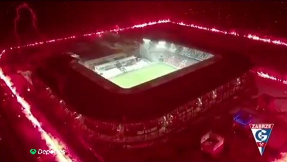 Da miedo verlo: un club polaco celebra su 70 cumpleaños encendiendo 2.000 bengalas alrededor del estadio