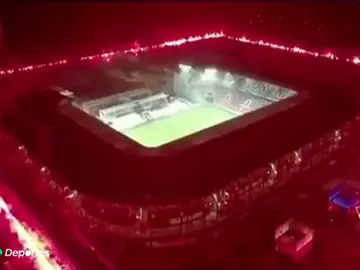 Da miedo verlo: un club polaco celebra su 70 cumpleaños encendiendo 2.000 bengalas alrededor del estadio Da miedo verlo: un club polaco celebra su 70 cumpleaños encendiendo 2.000 bengalas alrededor del estadio