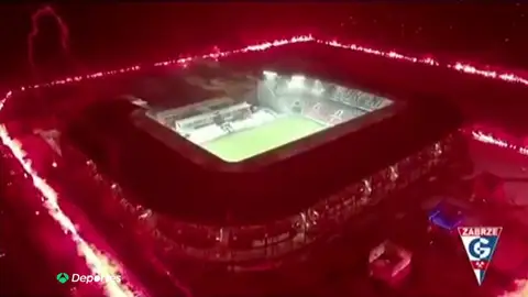 Da miedo verlo: un club polaco celebra su 70 cumpleaños encendiendo 2.000 bengalas alrededor del estadio Da miedo verlo: un club polaco celebra su 70 cumpleaños encendiendo 2.000 bengalas alrededor del estadio