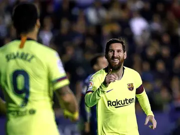 Leo Messi celebra un tanto con Luis Suárez Leo Messi celebra un tanto con Luis Suárez