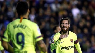 Leo Messi celebra un tanto con Luis Suárez