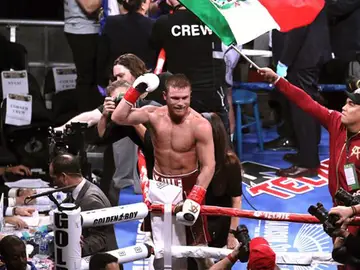 "Canelo" Álvarez vence por nocaut a Fielding y logra el tercer título mundial "Canelo" Álvarez vence por nocaut a Fielding y logra el tercer título mundial