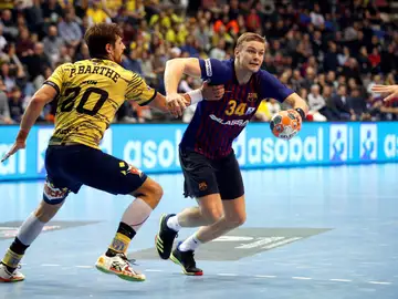 Aron Palmarsson intenta zafarse de Paco Barthe Aron Palmarsson intenta zafarse de Paco Barthe