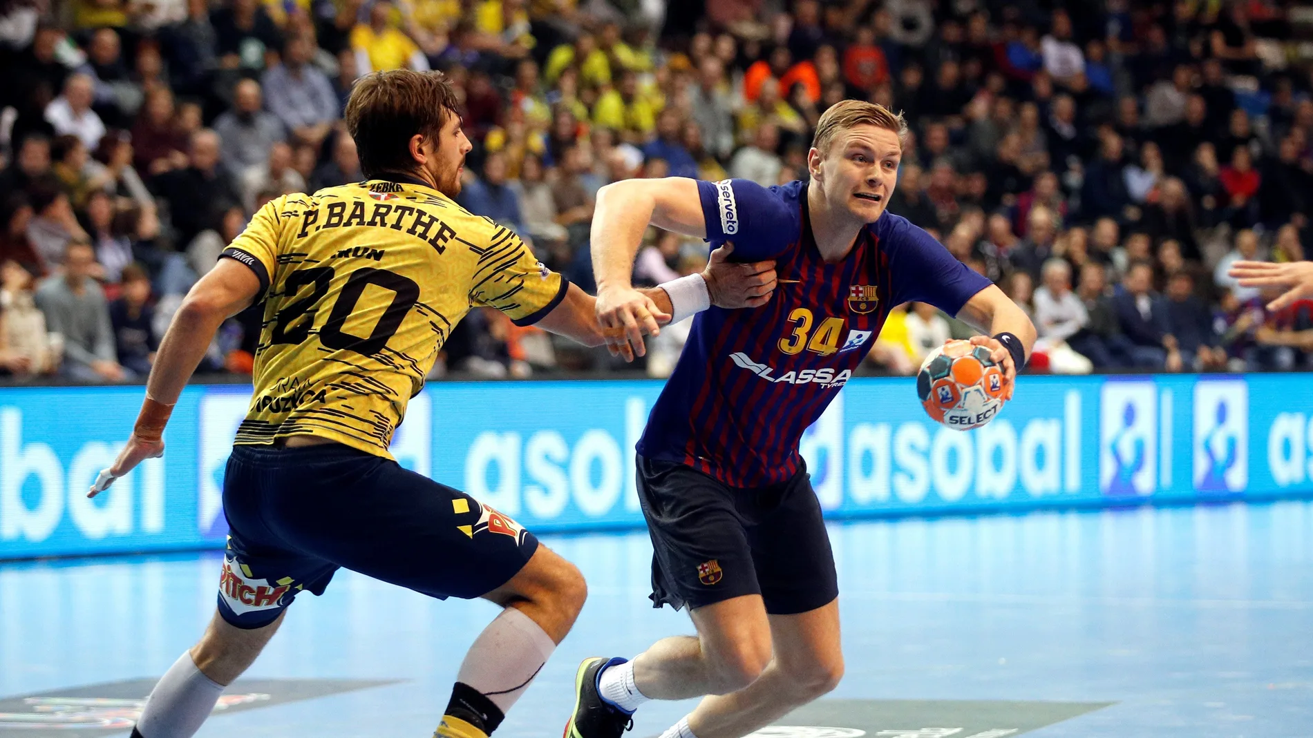 Aron Palmarsson intenta zafarse de Paco Barthe Aron Palmarsson intenta zafarse de Paco Barthe