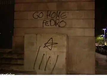 Pintadas contra la presidencia de Pedro Sánchez antes del 21D Pintadas contra la presidencia de Pedro Sánchez antes del 21D