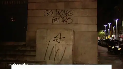 Pintadas contra la presidencia de Pedro Sánchez antes del 21D Pintadas contra la presidencia de Pedro Sánchez antes del 21D