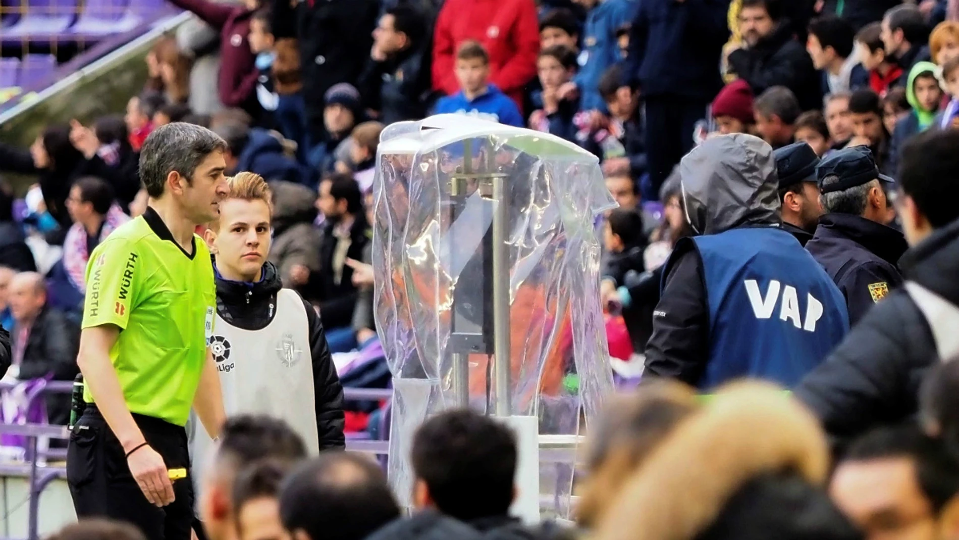 Undiano Mallenco consulta el VAR Undiano Mallenco consulta el VAR