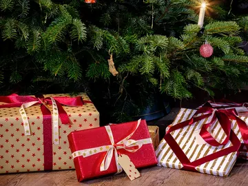 Regalos de Navidad bajo el árbol Regalos de Navidad bajo el árbol