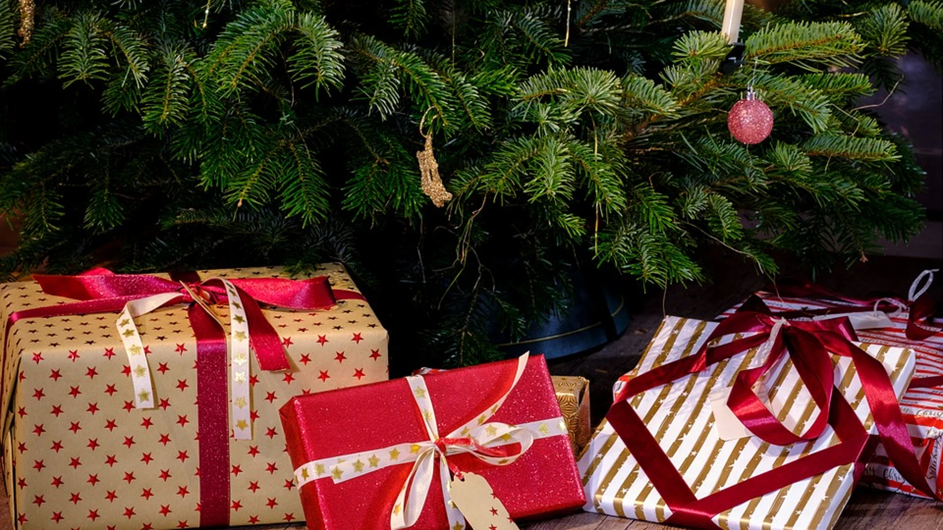 Regalos de Navidad bajo el árbol Regalos de Navidad bajo el árbol