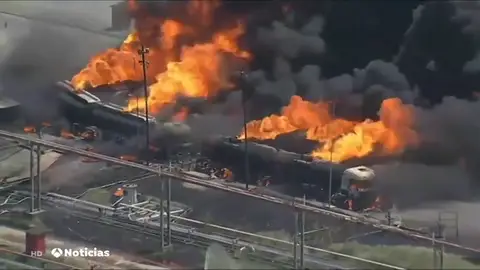 Se incendian varios camiones cisterna estacionados en el patio de una refinería de Río de Janeiro, Brasil Se incendian varios camiones cisterna estacionados en el patio de una refinería de Río de Janeiro, Brasil