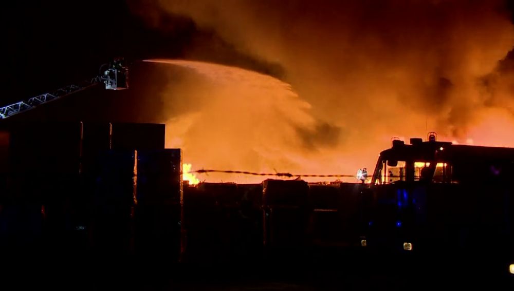 Incendio masivo en una planta de detección de desechos en Breslavia, Polonia