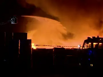 Incendio masivo en una planta de detección de desechos en Breslavia, Polonia Incendio masivo en una planta de detección de desechos en Breslavia, Polonia