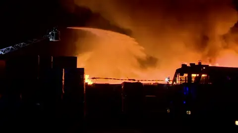 Incendio masivo en una planta de detección de desechos en Breslavia, Polonia Incendio masivo en una planta de detección de desechos en Breslavia, Polonia