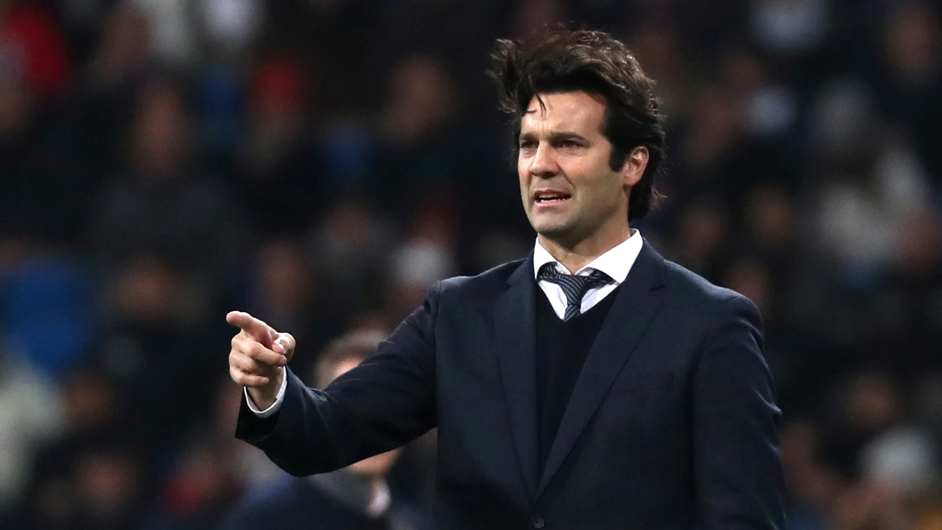 Santiago Solari da instrucciones a sus jugadores durante un partido Santiago Solari da instrucciones a sus jugadores durante un partido