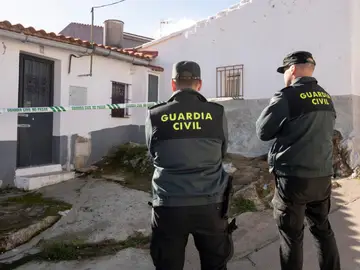 Efectivos de la Guardia Civil custodian la vivienda de la joven zamorana Laura Lelmo Efectivos de la Guardia Civil custodian la vivienda de la joven zamorana Laura Lelmo