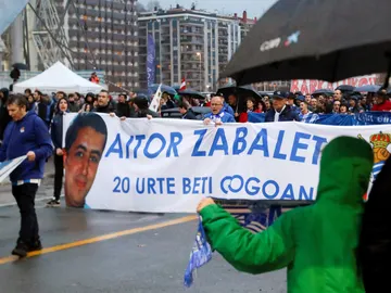 Peñas y seguidores de la Real Sociedad recuerdan con una manifestación a Aitor Zabaleta Peñas y seguidores de la Real Sociedad recuerdan con una manifestación a Aitor Zabaleta