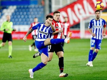 Ximo Navarro pelea un balón con Iñigo Córdoba