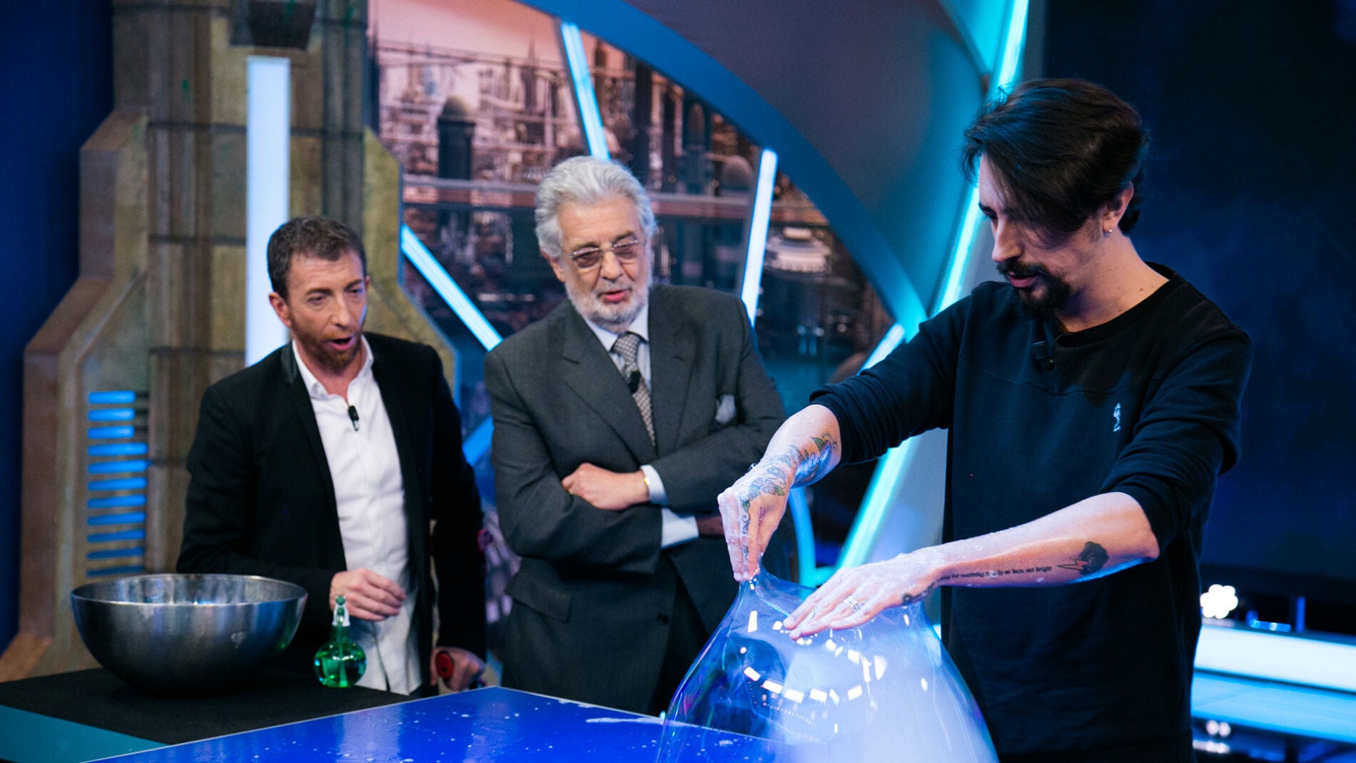 V&Iacute;DEO: Marron hace magia fusionando pompas de jab&oacute;n en 'El Hormiguero 3.0'