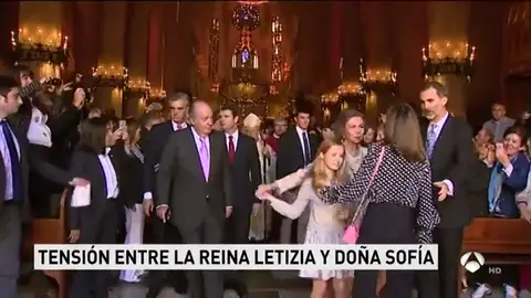 Momento de tensión entre la Reina Sofía y Reina Letizia en la misa de Pascua en Palma Momento de tensión entre la Reina Sofía y Reina Letizia en la misa de Pascua en Palma