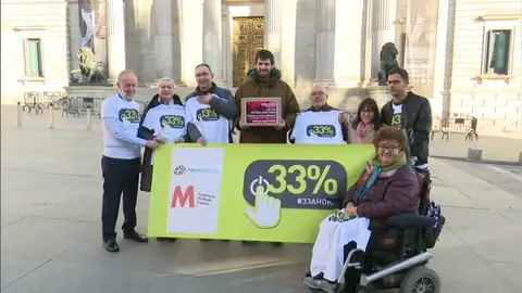 Más de 180.000 firmas recogidas piden que se reconozca el 33% de discapacidad para personas con esclerosis múltiple, ELA o alzheimer Más de 180.000 firmas recogidas piden que se reconozca el 33% de discapacidad para personas con esclerosis múltiple, ELA o alzheimer