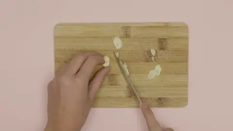 Limpia a fondo tu tabla de cortar Es fácil e higiénico