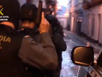 La Guardia Civil desarticula una red que introdujo ilegalmente a 600 inmigrantes La Guardia Civil desarticula una red que introdujo ilegalmente a 600 inmigrantes