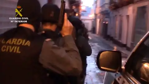 La Guardia Civil desarticula una red que introdujo ilegalmente a 600 inmigrantes La Guardia Civil desarticula una red que introdujo ilegalmente a 600 inmigrantes