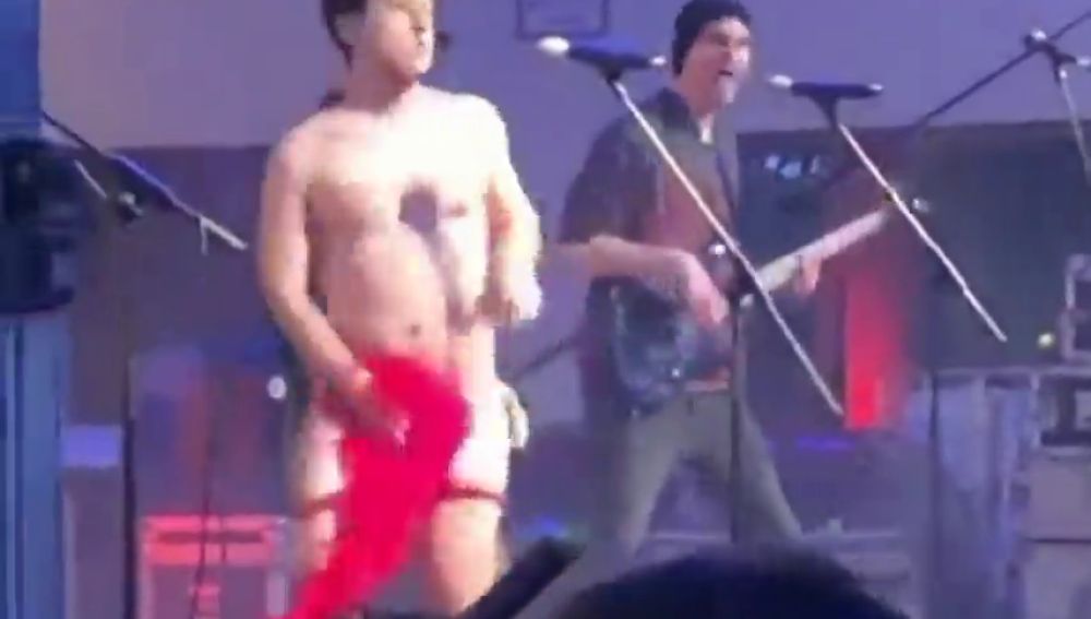 Un concierto en Castellón desata la polémica al acabar con el cantante desnudo sobre el escenario