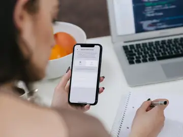 Chica con un teléfono móvil en la mano Chica con un teléfono móvil en la mano