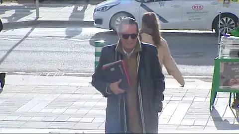 Julián Muñoz se vuelve a sentar en el banquillo por adjudicar contratos de manera irregular y por un inventario de bienes municipales Julián Muñoz se vuelve a sentar en el banquillo por adjudicar contratos de manera irregular y por un inventario de bienes municipales