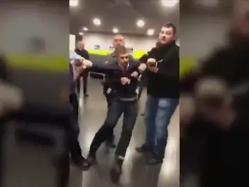 Expulsan a la fuerza a dos legisladores húngaros de la sede de la emisora estatal húngara MTVA en Budapest Expulsan a la fuerza a dos legisladores húngaros de la sede de la emisora estatal húngara MTVA en Budapest