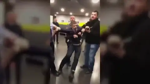 Expulsan a la fuerza a dos legisladores húngaros de la sede de la emisora estatal húngara MTVA en Budapest Expulsan a la fuerza a dos legisladores húngaros de la sede de la emisora estatal húngara MTVA en Budapest