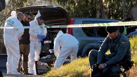 Efectivos de la Guardia Civil inspeccionan el paraje La Mimbrera Efectivos de la Guardia Civil inspeccionan el paraje La Mimbrera