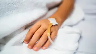 Un niño en una cama de hospital. Un niño en una cama de hospital