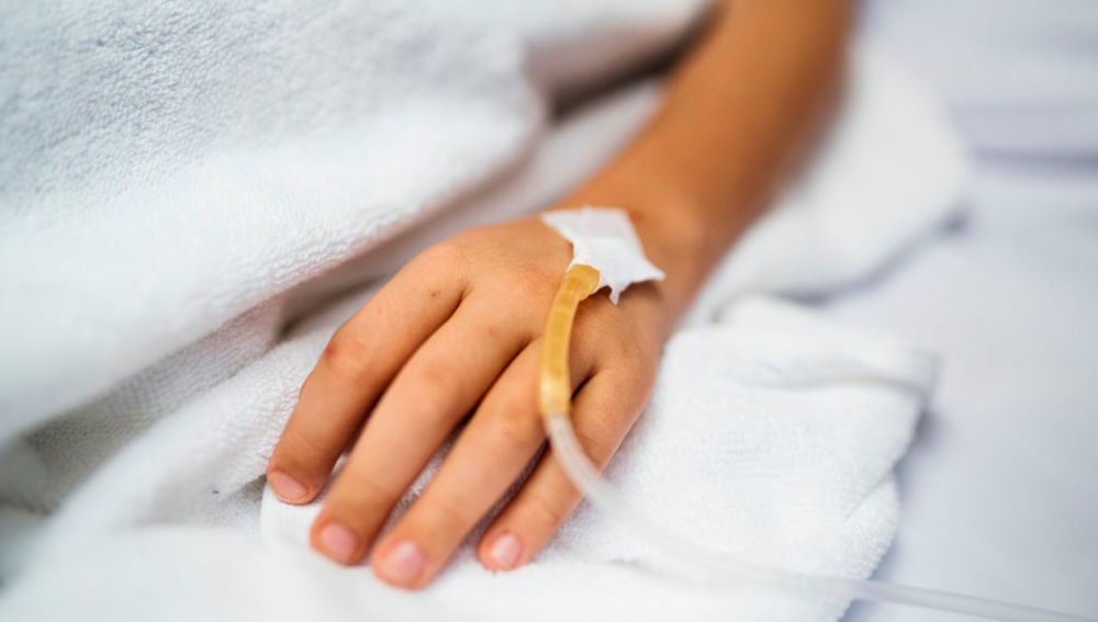 Un niño en una cama de hospital