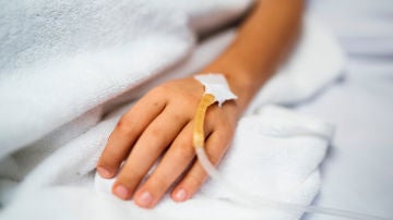 Un niño en una cama de hospital. 