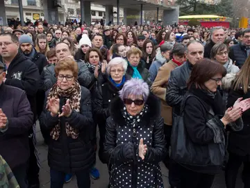 Centenares de personas aplauden tras el minuto de silencio durante la concentración Centenares de personas aplauden tras el minuto de silencio durante la concentración