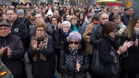 Centenares de personas aplauden tras el minuto de silencio durante la concentración Centenares de personas aplauden tras el minuto de silencio durante la concentración