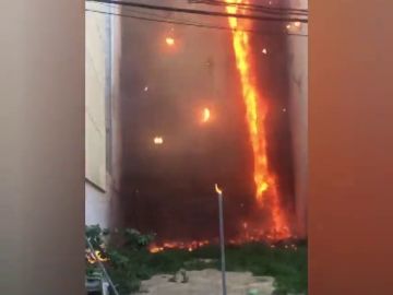 Un incendio obliga a desalojar a 50 personas en Denia, entre ellas una mujer embarazada y una anciana