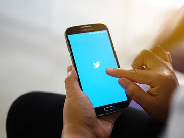 Escribiendo en Twitter / Imagen de archivo Escribiendo en Twitter / Imagen de archivo