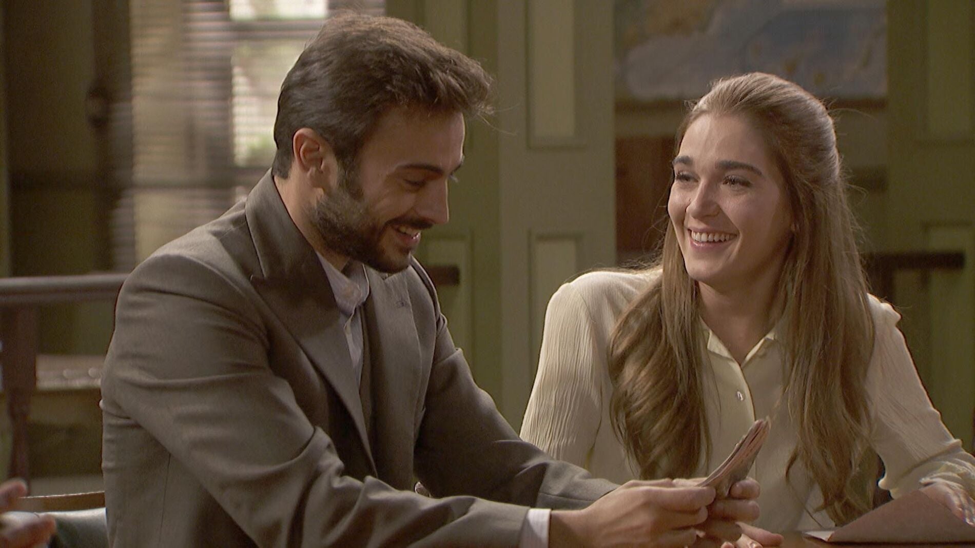 Sa&uacute;l y Julieta reciben un regalo que cambiar&aacute; su vida 