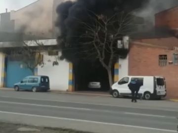 Incendio en un taller mecánico en Lleida