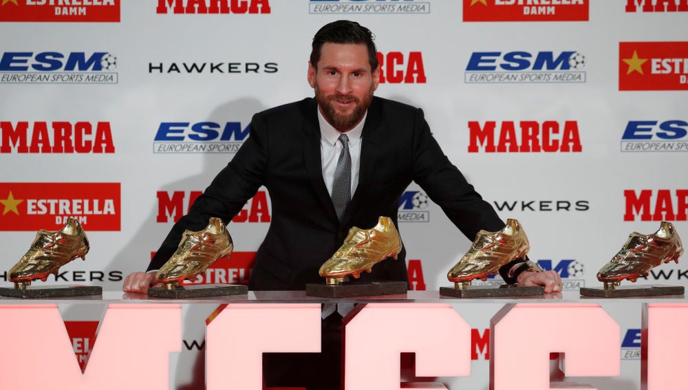 Messi posa con sus cinco Botas de Oro