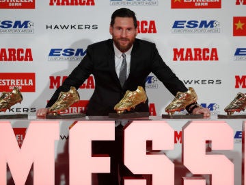 Messi posa con sus cinco Botas de Oro