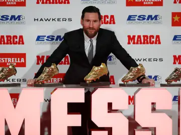Messi posa con sus cinco Botas de Oro Messi posa con sus cinco Botas de Oro